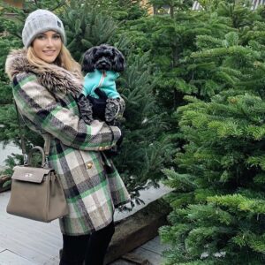 Stephanie Pratt Instagram - Best day EVER!!! Can’t wait to decorate the 🎄all night & order some pizza!!! 🤗
