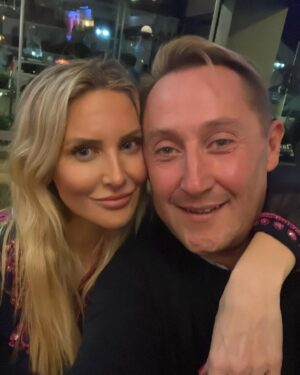 Stephanie Pratt Instagram - I can’t think of a caption for all of these photos, because it literally was the BEST WEEKEND EVER!! I want to re-live it over and over again ✨🙌🏻🐎🥳💖🥰👯‍♀️🍝🥂🎉 so so so GOOD!! I met the most fabulous people, horses and puppies!! 🐶 💜. This trip was such a gift 💕 there was never a dull moment with @michaelamariewhitaker @georgewhitaker9 @chloeaston_official @dallamiresstables @_jasminesophie @richardmsquire @perdi.digby @hadleyclarke_20 @justinresnik 😇😍 (and their parents) 🤣😜. Prague here we come!!!! You better have cranberry juice!! 😅