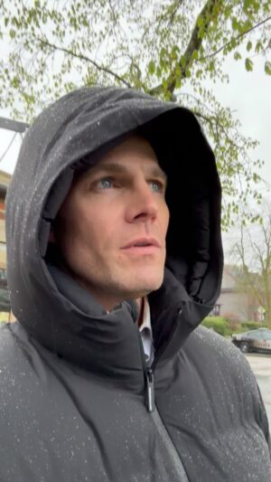 Stephen Amell Instagram - ONE… TWO…

KICK OUT!!!