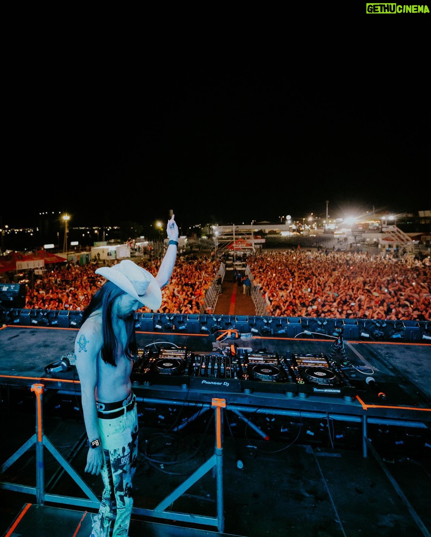 Steve Aoki Instagram - Pure happiness and joy in Hermosillo!! I fuuuuuucking loooooooooooove Mexico so much. I love u so much!! My mexican fans bring me so much happiness!!!! Fuckng loooove u! π²π½β€οΈπ²π½β€οΈπ²π½β€οΈπ²π½β€οΈπ²π½β€οΈ I dropped two brand new IDs in this carousel. Coming out π