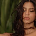 Suhana Khan Instagram - Here’s @suhanakhan2 ‘s going-out vibe:💄 Glowy, flushed cheeks, a dab of lip tint and voluminous, slightly undone waves 🌊 Shop her favourite luxury beauty essentials now, on #TiraRed #MyBeautyDiary #TiraBeauty #LuxuryBeauty