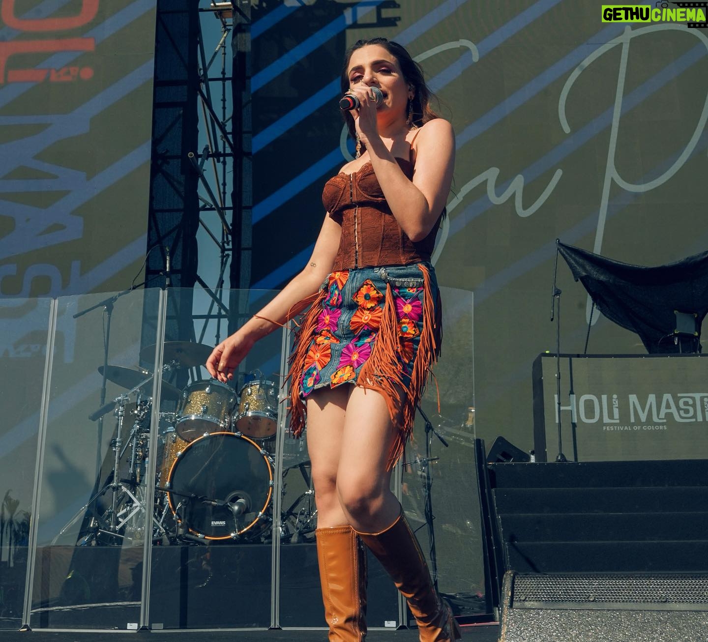 Sukriti Kakar Instagram - Whaaaat a vibe ποΈπ¨π Celebrated holi on the desert with these beautiful people in Dubai!! Thank you for having us, we had the best time π₯Ήπβ¨β¨ #SuPra #Concert πΈ @QamarRaza04 @MohammadRihab_ @dhavalthakkar729 @varunrg @swetavkapoor