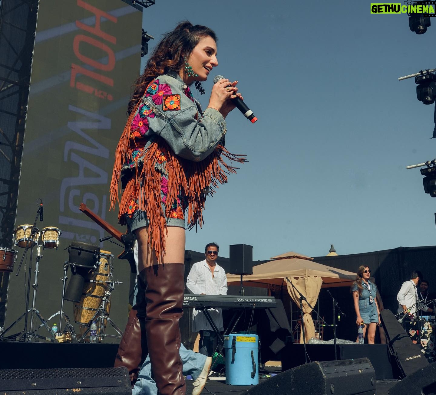 Sukriti Kakar Instagram - Whaaaat a vibe ποΈπ¨π Celebrated holi on the desert with these beautiful people in Dubai!! Thank you for having us, we had the best time π₯Ήπβ¨β¨ #SuPra #Concert πΈ @QamarRaza04 @MohammadRihab_ @dhavalthakkar729 @varunrg @swetavkapoor