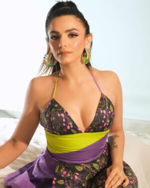 Sukriti Kakar Instagram - Fashionably late 👋🏻

Wearing @labelshivaninirupam 💚💜
Styled by @pallakhshah @riyabhansalii