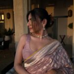 Sukriti Kakar Instagram - Who is she and what do we call her? 😅❤️ Wearing my first @ekayabanaras 😍 #gulabisaree #marathisong #trendingsong #instagood #ethnicoutfit #instagramreels #instafashion #gulabisareetrend
