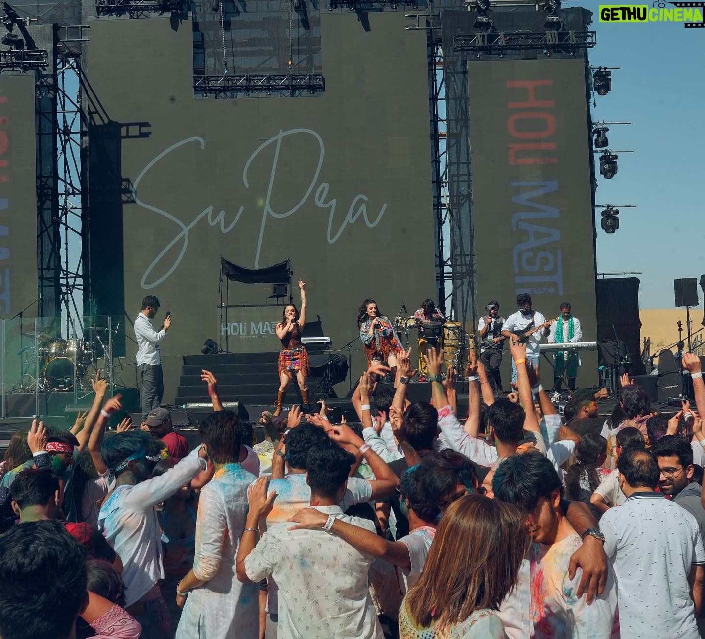 Sukriti Kakar Instagram - Whaaaat a vibe ποΈπ¨π Celebrated holi on the desert with these beautiful people in Dubai!! Thank you for having us, we had the best time π₯Ήπβ¨β¨ #SuPra #Concert πΈ @QamarRaza04 @MohammadRihab_ @dhavalthakkar729 @varunrg @swetavkapoor