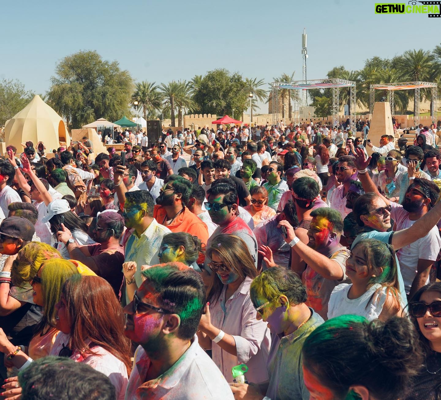 Sukriti Kakar Instagram - Whaaaat a vibe ποΈπ¨π Celebrated holi on the desert with these beautiful people in Dubai!! Thank you for having us, we had the best time π₯Ήπβ¨β¨ #SuPra #Concert πΈ @QamarRaza04 @MohammadRihab_ @dhavalthakkar729 @varunrg @swetavkapoor