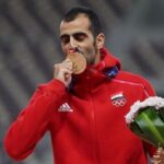 Sulafa Memar Instagram - الرياضة فن . أخلاق . إصرار هذا البطل العصامي هو قصة نجاح فردية مُلهمة للأجيال الشابة وللمنتخبات الرياضية الوطنية ... الحصول على الذهب والوصول الى المراتب الأولى في المحافل الدولية لايأتي إلا بالعمل الجاد، الإصرار، التعب، المثابرة واحترام الآخر #مجد_الدين_غزال بطل سوريا وآسيا في ألعاب القوى، الوثب العالي بجدارة الدهب بيلبقلك ونحنا منفتخر فيك وبإنتظار تتويجك ببطولة العالم ان شاء الله 🙏🏻 #سلافة_معمار @majdeddinghazal 💪🏼🥇🇸🇾 شكراً لمنصة #اللاعبيبن_السوريين_المحترفين على الإهتمام @syrianproplayers