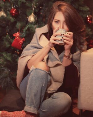Sulafa Memar Instagram - ميلاد مجيد وكل سنة وانتو سالمين بتمنى يكون اللي جاية أحلى ♥️🎄
#سلافة_معمار 
.
.
by @everythingbutphotography @alieye_official 🤍