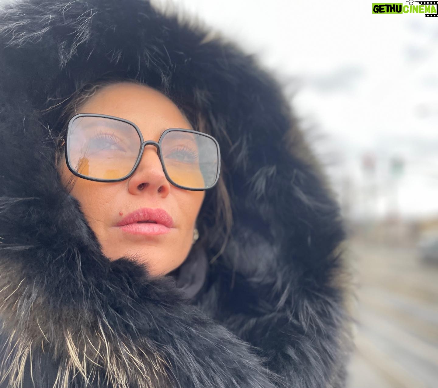 Sulafa Memar Instagram - ميلاد مجيد وكل سنة وانتو بألف خير ♥️ احلى شي بالحياة الأصحاب والأصدقاء اللي في بينك وبينهن عشرة عمر ... الله يجمعنا من جديد ويجمعكن مع كل اللي مشتاقينلن 🙏 . #سلافة_معمار Photo credit @nadia.irksousi 🥰 @sonia_bittar1 @alaniammar @seif_elsbei @shadi_ali__ @ayhamalani . #Christmas #MerryChristmas #SulafaMemar #December 2021 #Prague #Friends