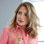 Sulafa Memar Instagram - صباح الخير 🌻 . بعد حلقتك في "مجموعة إنسان" هناك من اتهمك بالغرور، ما رأيك؟ #أمين_حمادة. المشكلة أن الكثير من الناس لا يفرقون بين ثقتك بنفسك أو إيمانك بإنجازك الذاتي وبين الغرور، الغرور شيء وتقديرالذات موضوع آخر. في الحلقة عينها، قلت إنك أكاديمية ومن حقك إبداء الرأي، مارأيك بمعادلة الأكاديمي الموهوب والموهوب غير الأكاديمي؟ #أمين_حمادة للإيضاح فقط، أنا لم أقل إن كل الممثلين الموهوبين هم بالضرورة أكاديميين، وأكبر دليل على ذلك وجود أشخاص مثل الفنانين بسّام كوسا وسلّوم حداد ويحيى الفخراني وسمر سامي ومنى واصف. هؤلاء الأشخاص عندما يعملون أو يتحدثون عن التمثيل، لا نشعر بأنهم غير أكاديميين لأنهم صقلوا انفسهم معرفياً وفكرياً. بسّام كوسا، وهو خريج نحت من كلية فنون جميلة، يستطيع أن يتحدث عن مدارس التمثيل أكثر من أي أكاديمي. تكمن المشكلة عندما يقصّر الممثل في تحصيل المعرفة التي تستلزمها مهنة التمثيل الى جانب التقنية وعندما اتحدث عن الأكاديمية فأنا اتحدث عن مستند علمي، ولا أقيّم عشوائياً وأي شيء أقوله هو بهدف التطوير لا للانتقاص من الأخرين، واحيانا بهدف وضع الاشياء في مكانها الصحيح. في النهاية من حق كل إنسان إبداء رأيه من دون شرط الأكاديمية، ولكن شرط أن يمتلك المعرفة الكافية والخبرة بهذهالمهنة. آراؤنا تطورالمهنة وعندما نتحدث عنها نتحدث عن حياتنا وبيتنا. #سلافة_معمار 🌻 @samgostanian Thank you hbb for the beautiful pictures 💋 Magazine @lahamag Interview @aminhmadeh Stylist: @jonymatta Makeup @coletteiskandar Hairdresser @michelzeytoun @micheletcolette Photoshoot Producer: @mishelzreik Outfits @elisabettafranchi 💋@jeanscouturelebanon