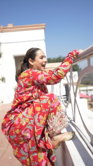 Sunanda Sharma Instagram - Gaana repeat pe chal ra tha wahan, aur unko pta hi nai tha ki jiska gaana chala re hain woh khud wahin pe hai😂😂
#sunandasharma #instagram #reelitfeelit 
.
.
Comfiest and beautiful suit by @hasliofficial 🌸