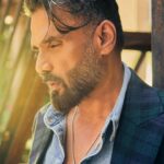 Suniel Shetty Instagram - Food water denims …essentials of life 💙