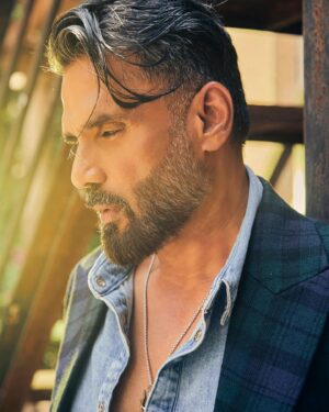 Suniel Shetty Instagram - Food water denims …essentials of life 💙