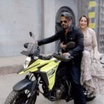Suniel Shetty Instagram - Madhuri se mulaakaat ke pehle Suniel Shetty ko karni padi Mukka-laat! 👊🤪 Dekhiye #DanceDeewane, har Sat-Sun raat 9:30 baje, sirf #Colors aur @officialjiocinema par. @madhuridixitnene @suniel.shetty @bharti.laughterqueen