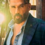 Suniel Shetty Instagram - Keeping it Simple…But Significant. #WeekendVibes #DanceDeewane