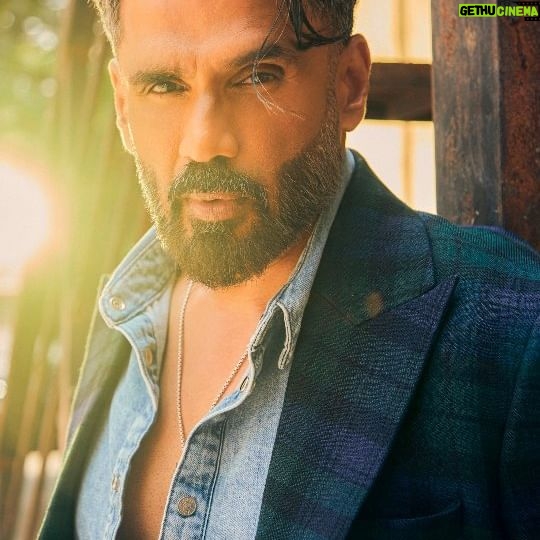 Suniel Shetty Instagram - Keeping it Simple…But Significant. #WeekendVibes #DanceDeewane