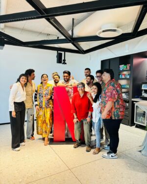 Sunil Grover Instagram - Netflix   trending globally = party 🎉🥂

#celebrations #thegreatindiankapilshow ❤️