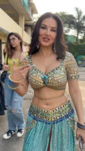 Sunny Leone Instagram - Guess who is the Cinderella of my team 😂😂 P.s: The correct answer to my WhatsApp channel question is : Mera Piya Ghar aaya 2.0 Follow my WhatsApp channel for latest updates!