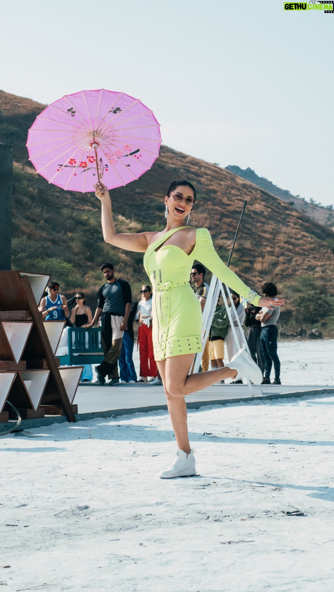 Sunny Leone Instagram - π which one is your fav? π . . Styled by @hitendrakapopara Outfit by @labelmahimasethiya Earrings @bellofox Bracelet @bellofox Sunglasses @bellofox Styling team @tanyakalraaa @nidhi_harsora21 Style intern @stylist_khushbu Hmu @jeetihairtstylist & @tomasmoucka Shot by @tomasmoucka
