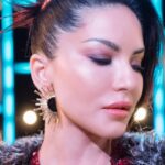 Sunny Leone Instagram – ❤️❤‍🔥♥️
.
.
.
Styled by @hitendrakapopara
Outfit by @datetheramp
Earrings by @blingthingstore
Styling team @tanyakalraaa @nidhi_harsora21
Style intern @stylist_khushbu
Hmu @jeetihairtstylist & @tomasmoucka
Shot by @tomasmoucka