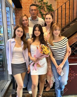 Sunshine Cruz Instagram - Congratulations to our @chesca.montano! 👩‍🎓❤️🥹 
We are so proud of you anak. 😘😍
#proudparents
#proudmom
#family