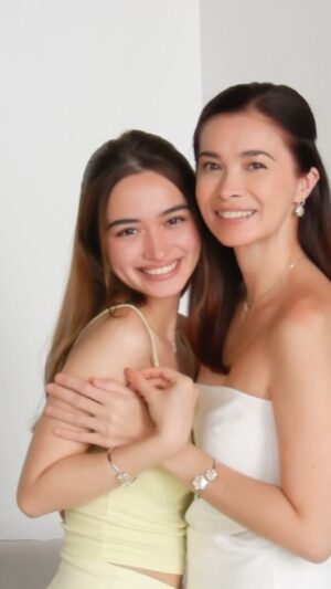 Sunshine Cruz Instagram - What’s more perfect than getting matching Swarovski sets for Mother’s Day? 🌟

The IDYLLIA set captures the essence of springtime with sparkling crystals inspired by blooming flowers. Crafted with a gradient of yellow and clear Swarovski Zirconia, it adds a touch of modern elegance to any outfit.

Available in-store and online via Trunc.ph, Rustans, and Zalora

#Swarovski #SSILIFE #TheWonderofLove #SwarovskiIdyllia @ssilifeph @rustansph