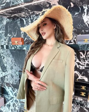 Sunshine Guimary Instagram - @celine 
@makeupbychachanable 
@iconicstarhair 
@newlifeaestheticsph