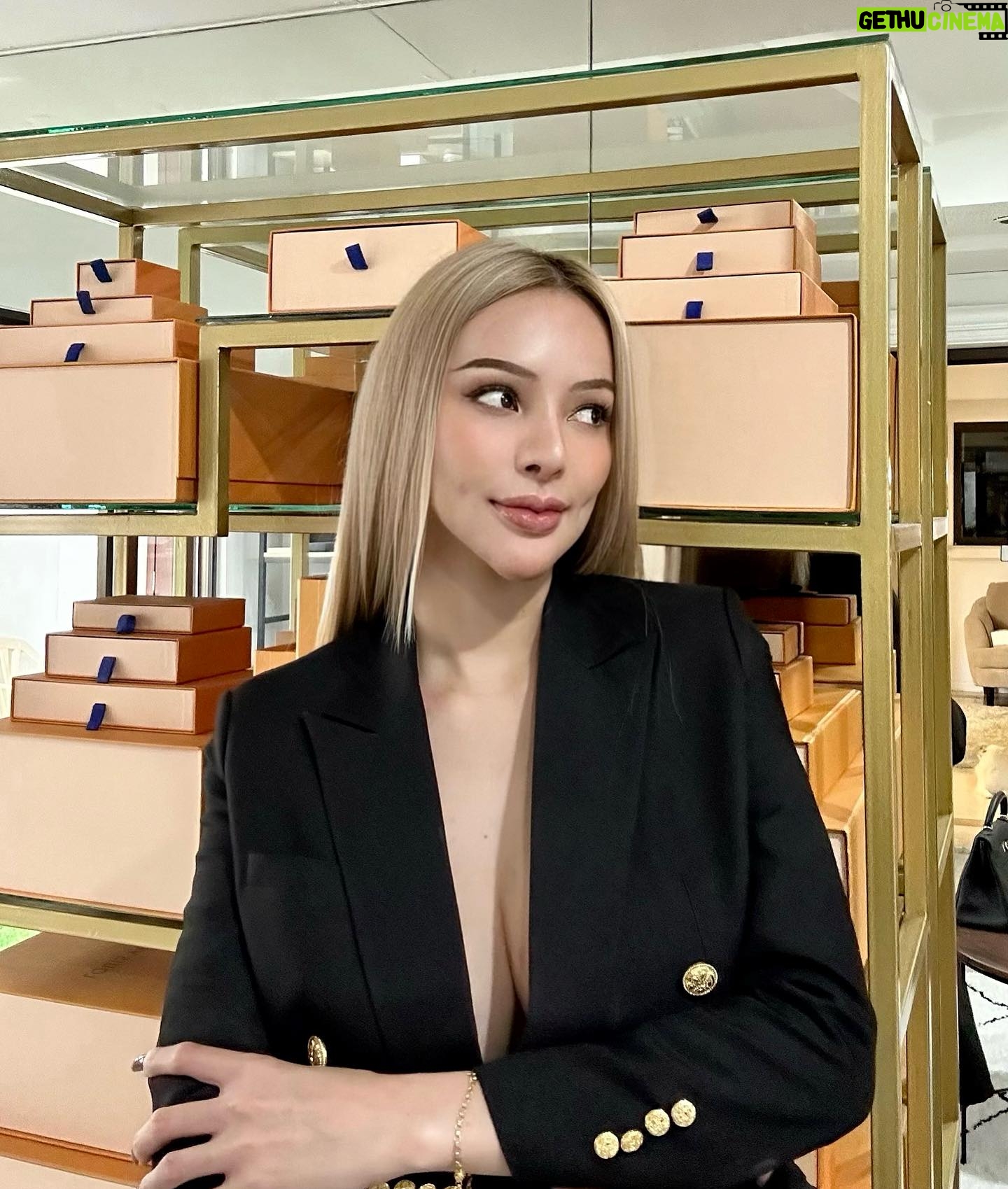 Sunshine Guimary Instagram - Straight hair for today 👩🦳
