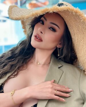Sunshine Guimary Instagram - @celine 
@makeupbychachanable 
@iconicstarhair 
@newlifeaestheticsph