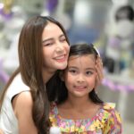 Supakson Chaimongkol Instagram - 8ขวบแล้วนะพี่เจ้าขา Happy birthday นะคะ ขอให้หลังจากนี้พี่มีความสุขมากๆ สุขภาพแข็งแรงๆ น่ารัก อ่อนโยน แบบนี้ตลอดไปนะคะ 💜 มามี๊รักหนูนะคะลูก @jaoka_jaokha #jaokajaokha #ktlzinthemood #jaokhabd #harborland