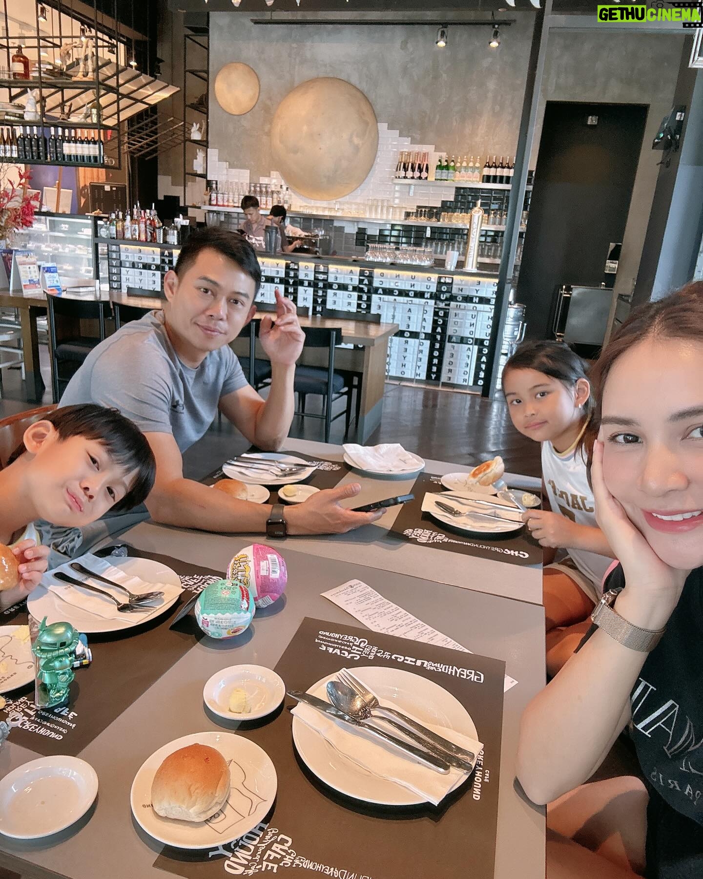 Supakson Chaimongkol Instagram - Sunday vibes ๐จโ๐ฉโ๐งโ๐ฆโน๏ธโน๏ธโโ๏ธ @jaoka_jaokha @jaokhun_kap @luizasp #jaokajaokha #jaokhunkap #ktlzinthemood