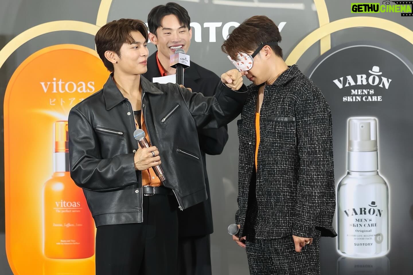 Suppasit Jongcheveevat Instagram - เป็นอีกวันที่สนุกมากเลยครับทุกคน🥰 ที่ได้มาเจอกันในงาน #MEWTULvitoasVARONxBEAUTRIUM 🧡🖤 หวังว่าทุกคนจะได้ Tips Skincare ดีๆ เอาไปบำรุงให้ผิวหน้าชุ่มชื้นกันนะครับ ผมขอแนะนำเป็น VARON Men’s Intensive in One Serum กลิ่น Classic เลยครับ ตัวนี้ใช้ง่าย ตัวเดียวจบ บำรุงครบเลย ทำให้ผิวดูชุ่มชื้น ตัวช่วยให้ผิวไม่แก่ไวครับ :) สำหรับสาวๆ ก็ไปลอง vitoas Triple Serum ได้นะคร้าบ เขามีส่วนผสมหลัก 3 อย่าง ทั้ง Hyaluronic, Collagen, Ceramide ที่มาช่วยให้ผิวอิ่มฟู แน่นกระชับ กระจ่างใส ด้วยครับสินค้าจาก vitoas Varon มีวางจำหน่ายแล้วที่ Beautrium Siam Square Soi 7 และในช่องทางออนไลน์ต่างๆ ครับ ไปติดตามต่อได้เลยครับทุกคน แล้วไว้มาพบกันอีกนะครับ #vitoasVARON #MEWTULvitoasVARONxBEAUTRIUM