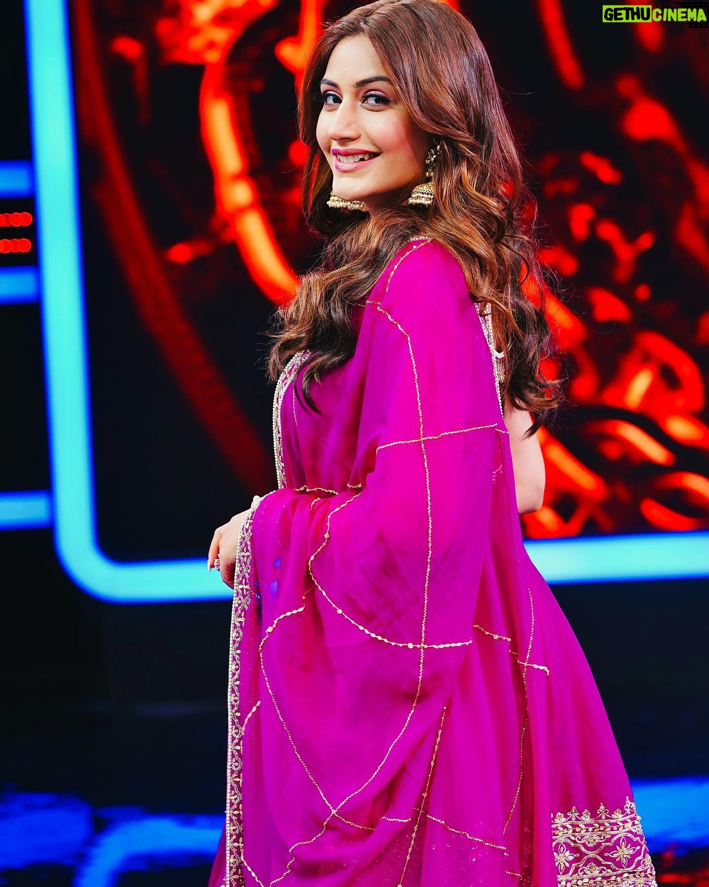 Surbhi Chandna Instagram - Such a Laugh Riot on @sonytvofficial @madnessmachayenge @optimystixmedia Comedy can never be an easy genre and to make people laugh is such a blessing An Honour to Witness & Learn from the Talent on stage Watch Tonight at 9.30 PM Style consultant- @pranavi_chandna Outfit - @kritikakatariaofficial Jewelry @dilkashbyankita @vblitzcommunications Makeup @makeupbyashokchandra Hair @hairbyzeba ๐ธ @sajidkhan_photography