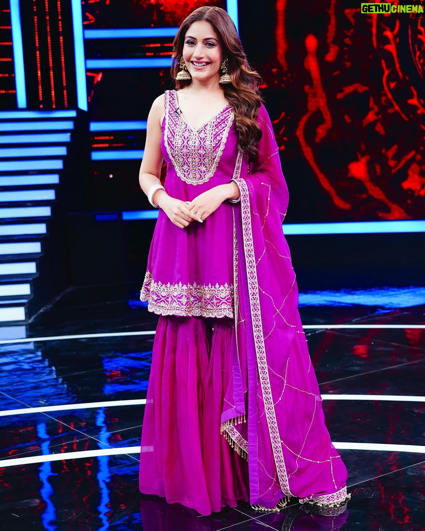 Surbhi Chandna Instagram - Such a Laugh Riot on @sonytvofficial @madnessmachayenge @optimystixmedia Comedy can never be an easy genre and to make people laugh is such a blessing An Honour to Witness & Learn from the Talent on stage Watch Tonight at 9.30 PM Style consultant- @pranavi_chandna Outfit - @kritikakatariaofficial Jewelry @dilkashbyankita @vblitzcommunications Makeup @makeupbyashokchandra Hair @hairbyzeba ๐ธ @sajidkhan_photography