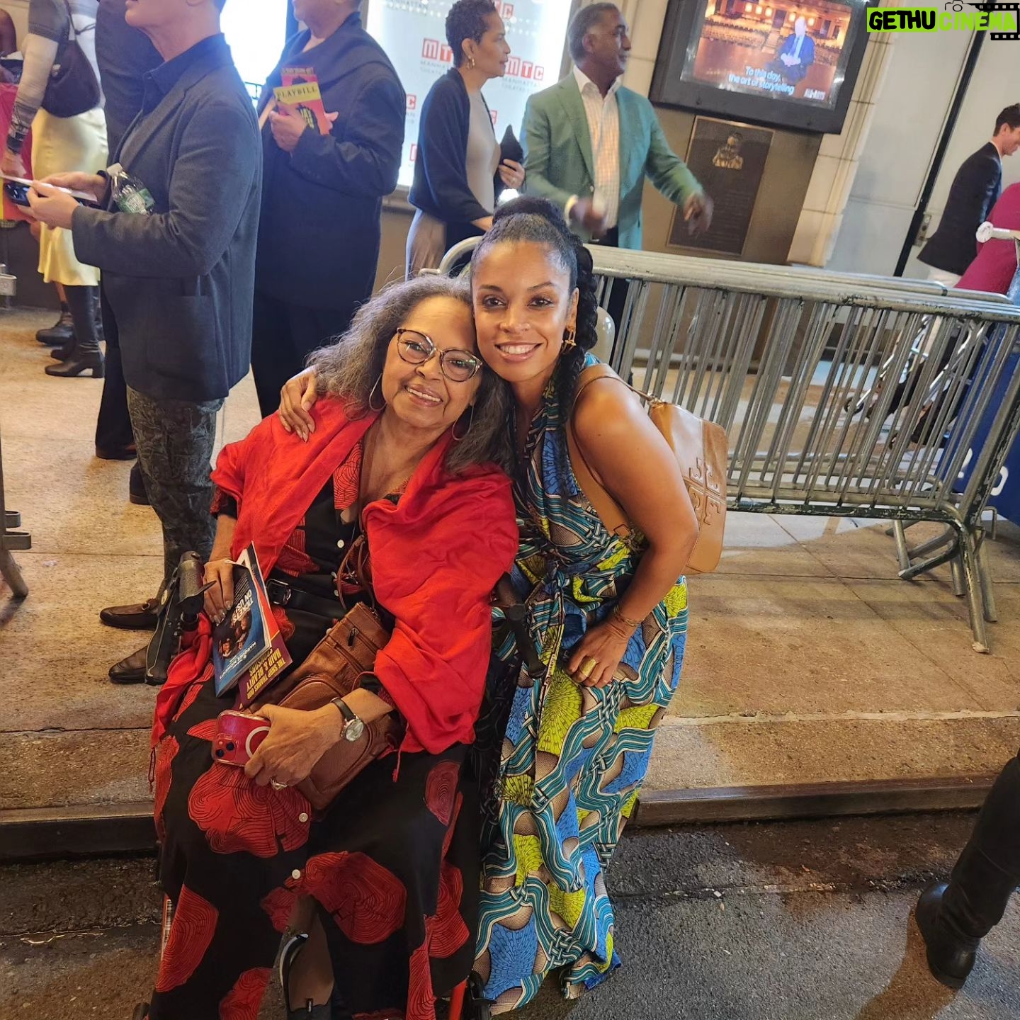 Susan Kelechi Watson Instagram - Lynda, I love you so much. I don't know what to say... except Ive never known you to miss an entrance or an exit so Im just going to trust that you took your cue... even though it breaks my heart. ...to the moon and back, Mama. Ill miss you so much. To our Queen. Our Grande Diva The ONE and ONLY #LyndaGravatt πππ½π πΈ 1: oct 2, 2023, my fabulous date to opening night of @jajasafricanhairbraiding πΈ 2 & 3 : oct 2012, A Raisin in the Sun, @wcplayhouse