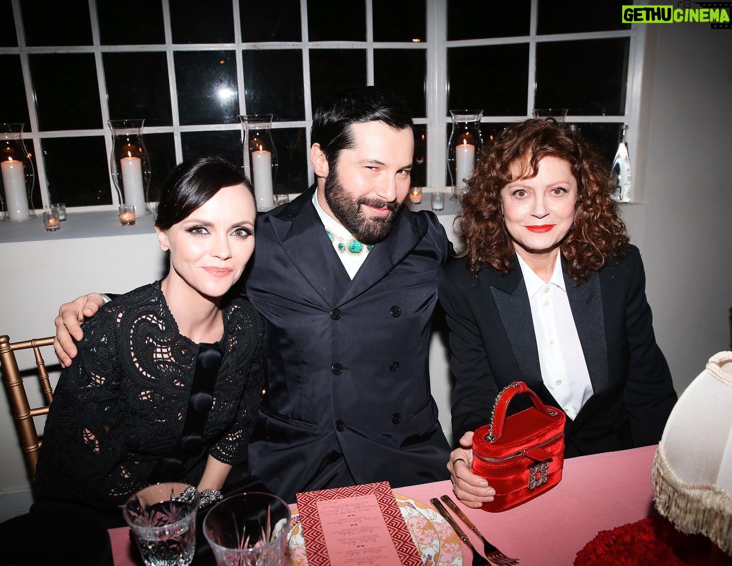 Susan Sarandon Instagram - So grateful that I got to celebrate @rogervivier with @gherardofelloni and @riccigrams in Los Angeles last week! 👠🥿👢 #Abracashoes #RogerVivier #ad