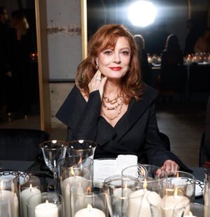 Susan Sarandon Instagram - So lovely to see Pomellato’s extraordinary new collection, an ‘Ode to Milan’, in Paris. Thank you @pomellato for having me and to my incredible glam team @sofiatilbury & @jillianhalouska Always a pleasure. 

@pomellato
#Pomellato
#OdeToMilan
#HighJewelry 

📸: @germanlarkin