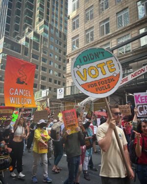 Susan Sarandon Instagram - Beautiful day for a March to demand President Biden halt further pipelines & productions of fossil fuels. The U.S. is the world’s largest oil & gas producer, gas exporter, & accounts for 1/3rd of all planned oil & gas expansion for the next few decades. We urge Biden to use the full force of his executive powers in this emergency to end fossil fuels now. #endfossilfuels