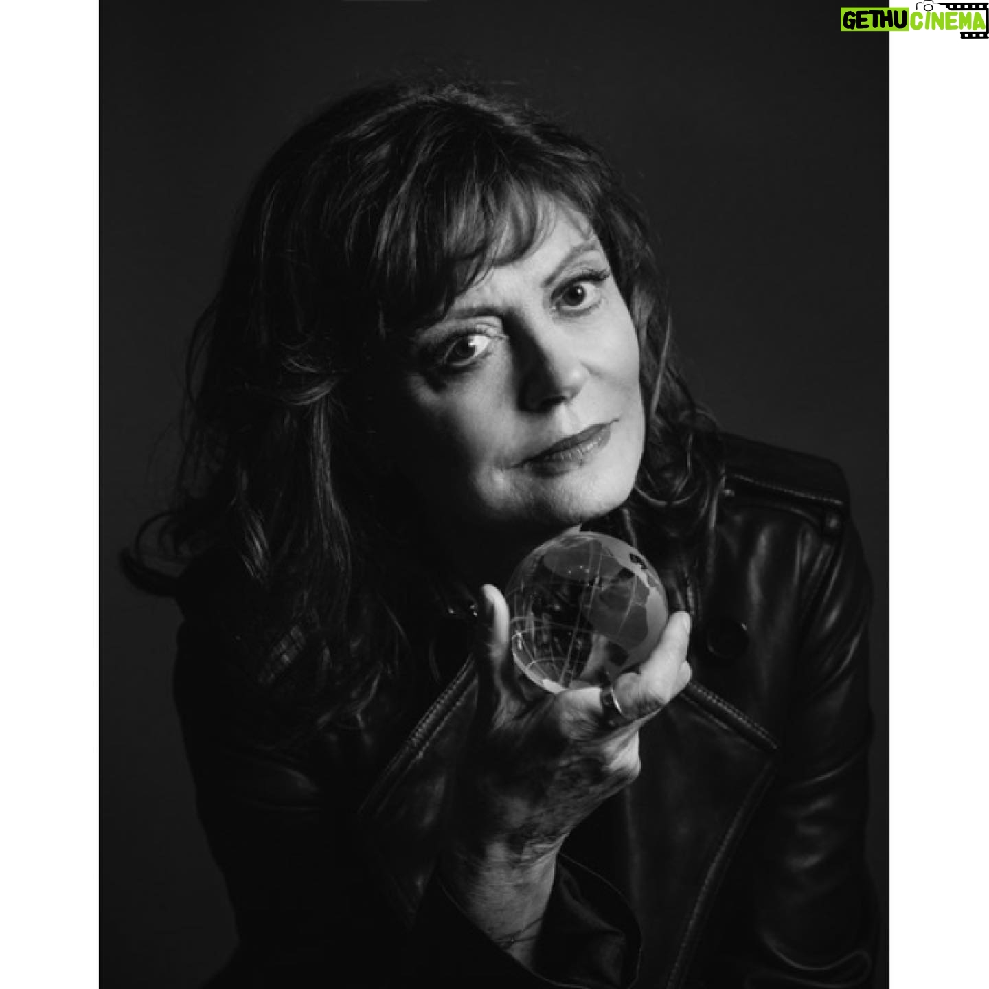 Susan Sarandon Instagram - When we all come together, we can have a huge impact. We can take simple actions in our daily lives to confront the climate emergency. Single use plastic items pollute the ocean and the environment. #ActNow by bringing your own reusable bags, bottles, and straws. I challenge you to take action with me, the @unitednations and @unenvironment! Link in bio. 📸: @justinwu #ActNow #WorldIsInOurHands