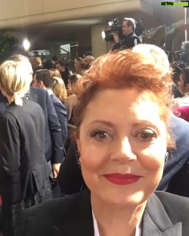 Susan Sarandon Instagram - The #GoldenGlobes red carpet was crazy last night! It’s going to be just as crazy at the SAG Awards in two weeks. Wanna be my date? Click the link in my bio to find out how! 💄