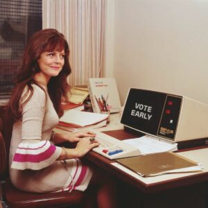 Susan Sarandon Instagram - 🚨ALERT🚨 If you live in these swing states: Wisconsin, Florida, New Hampshire, Michigan, Arizona, Pennsylvania, Georgia, Ohio or Nevada THIS IS FOR YOU!! You are the key to safeguarding our democracy, so it’s time to vote against Fascism. Finding accurate voting information is absolutely not easy, so for all of today - Wednesday, September 30th - I will be on my DM’s to help you figure it all out: voter registration, voting early, mail-in ballots, in-person or absentee voting, my favorite pasta recipe. Let’s make voting easier, let’s chat.✌🏻