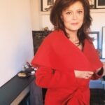 Susan Sarandon Instagram - So proud and happy to wear the Lenora Coat from @TheHappilyEva’s #RomaMia collection. Beautiful and full of love, just like my daughter. ❤️ Check the link in my bio to see the collection! #HappilyEvaAfter #HEAcollection