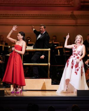 Sutton Foster Instagram - An unforgettable evening. 

📷 by the amazing @jennyandersonphoto 

Sutton fashion credits —

Style: @emilysanchezstyle 
Hair: @djquintero 
Makeup: @quinnmurphy 

Black gown: @michaelkors
Shoes: @alexandrebirman 

Red dress: @oneof_ny 
Shoes: @alexandrebirman 

Red carpet look:
Gown with roses: @markarian_nyc 
Shoes: @rogervivier 

Suit: @dereklam
Shoes: @rogervivier 

All jewelry for Sutton: @tiffanyandco 

Cowboy look: 
Jeans: @everlane 
Shirt: @wrangler 
Boots: @crownvintagecompany @dsw 

#kelliohara #carnegiehall #nypops #suttonfoster #chums