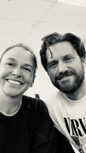 Sutton Foster Instagram - Thank you Aaron. For being the most extraordinary partner. Rest now my… no. GET SOME rest, now. 🫣😁

📸— @heathergershonowitz @murphymade @jennyandersonphoto @triciambaron ♥️

vid by @tonebobb