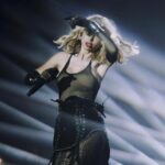 Svetlana Loboda Instagram - Скованно, Мы поддаемся тому, что внутри Рискованно, но светом льются с небес фонари. Подумай прежде чем уйти, пока мы одни, на пол пути... Foto by @khairovaphoto