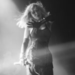 Svetlana Loboda Instagram - Скованно, Мы поддаемся тому, что внутри Рискованно, но светом льются с небес фонари. Подумай прежде чем уйти, пока мы одни, на пол пути... Foto by @khairovaphoto
