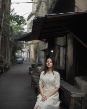 Swastika Dutta Instagram - তুমি এসো ধীরে…. হৃদয়ে রহো ॥ 🤍🍃
.
.
@ami_baundule 
.
.

#northkolkata #candids #streetphotography #mebeingme #lostandfound #lostandloved #moodshots #actress #tollywood #swastikadutta