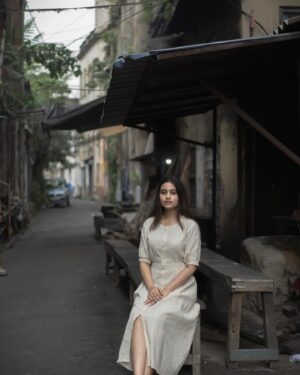 Swastika Dutta Instagram - তুমি এসো ধীরে…. হৃদয়ে রহো ॥ 🤍🍃
.
.
@ami_baundule 
.
.

#northkolkata #candids #streetphotography #mebeingme #lostandfound #lostandloved #moodshots #actress #tollywood #swastikadutta