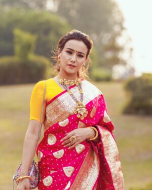 Swastima Khadka Instagram - Wrap it to rock it!! 😉
#bestfriendswedding 
.
Thank you @theinfiniteweddings @choosesunil for capturing these wonderful moments in no time. 

Beautiful jewelry by @ganapatijewellersnp hair by my favorite @hairartist.durga
